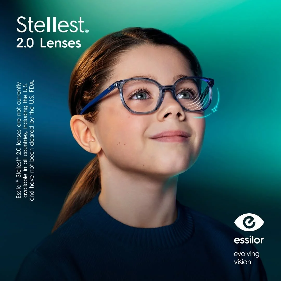 Trẻ đeo kính tròng Essilor Stellest 2.0