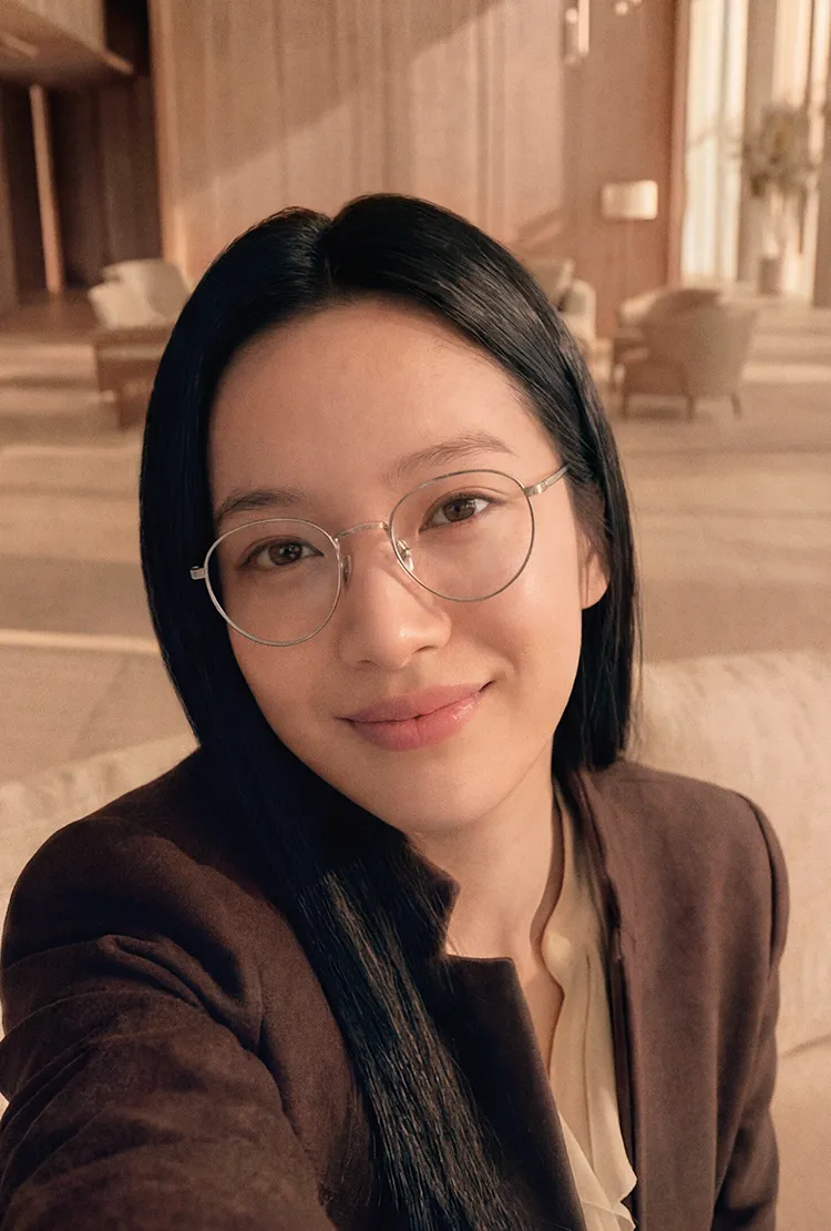 Người đeo kính váng Crizal Natural Look — hình Essilor dùng cho dòng váng mới nhất