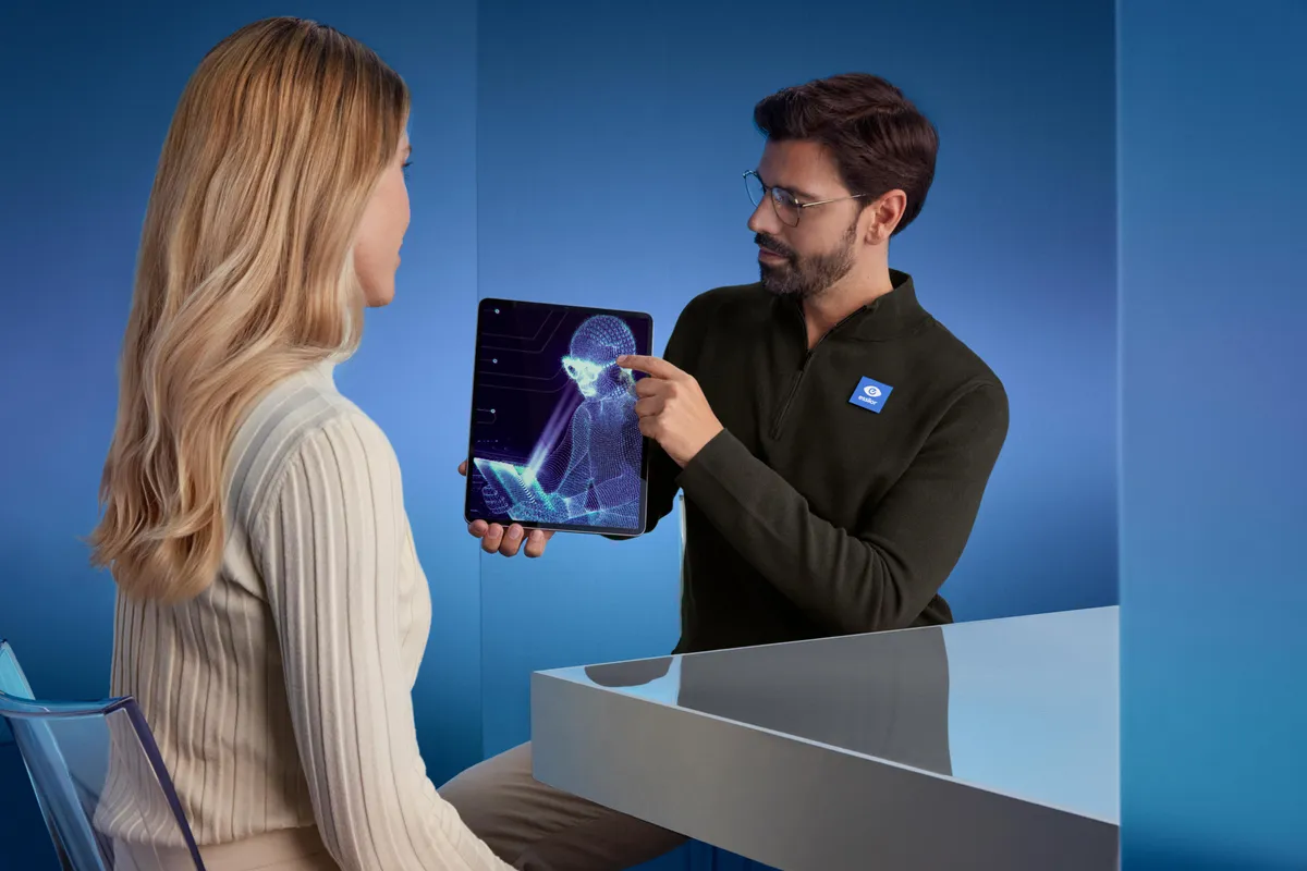 Hình Essilor minh hoạ bản Physio extensee Track: người đo kính cho khách xem mô phỏng tư thế đọc trên máy tính bảng
